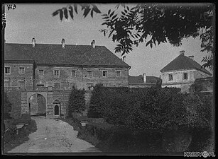 The opposite castle entrance (palace side) seen from the city