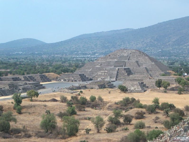 File:Piramide de la Luna en Teotihuacan.jpg