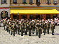 Militares tchecos com uniforme cerimonial.