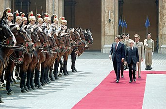 USA:s president Ronald Reagan och Italiens president Alessandro Pertini inspekterar hedersvakten på Quirinalpalatsets borggård, 6 juni 1982.