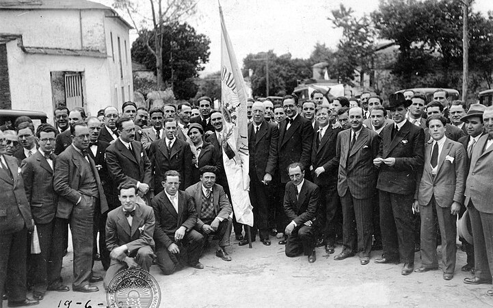 19/6/32. Entre outros: R. Villar Ponte, Fernández del Riego, A. Villar Ponte, Plácido Castro, Otero Pedrayo, Ramón Rodríguez Somoza, Manuel Beiras, Manuel Lugrís, Castelao, Suárez Picallo, Maside e Bóveda.