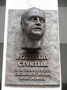 Busta Rostislava Čtvrtlíka v Olomouci. Bustu vytvořil Zdeněk Manina v roce 2012