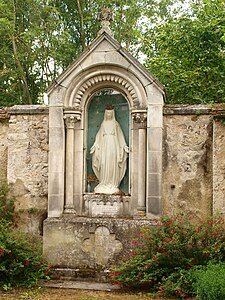... et la statue de la Vierge contre son mur de clôture