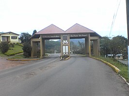 Entree van Salvador do Sul op de hoofdweg Av. Duque de Caxias