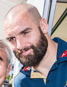 Un joueur posant avec un supporter pour un selfy