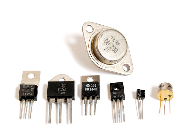 Eine Auswahl an diskreten Transistoren in verschiedenen Gehäuseformen