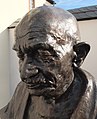 Detail der Bronzebüste von Mahatma Gandhi, Flanderstraße 2