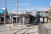 駅前広場から見たホーム（2022年11月）