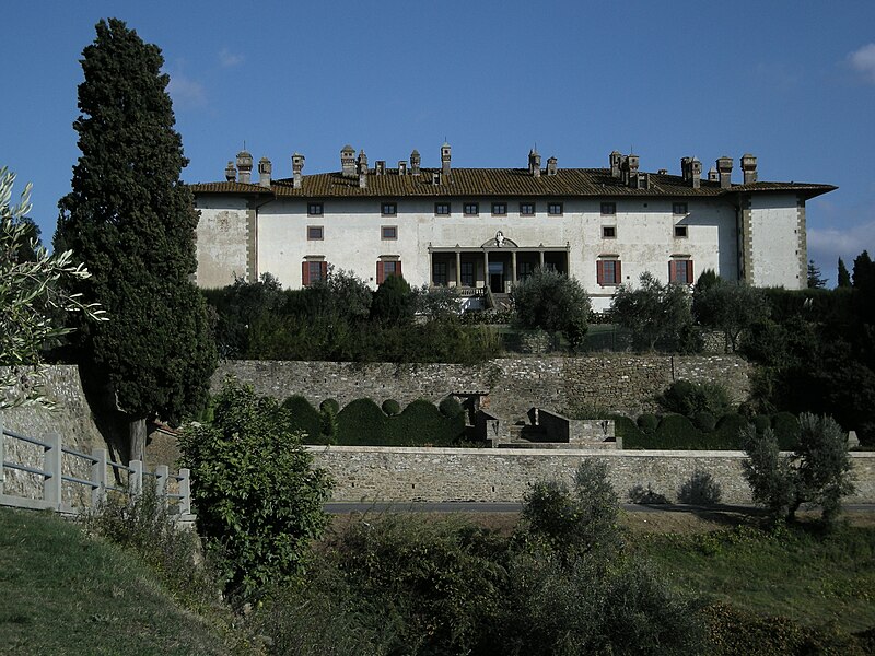 File:Villa 100 camini.jpg