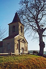 Façade et clocher au-dessus du village.