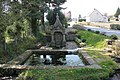 Fontaine à l'entrée est du bourg (XVIe siècle).