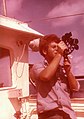 הוד מנווט באמצעות סקסטנט באח"י אשדוד (פ-61), במהלך הקפת אפריקה בהפלגת ציפור עדן, ספטמבר 1974.