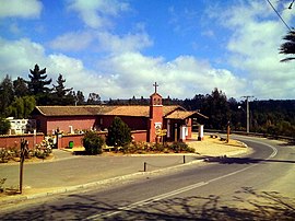 Die Hauptstraße von El Totoral führt im Ortszentrum in einer engen Kurve um die Kirche herum.