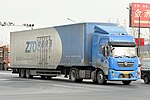 Trailerdragare med kopplad semitrailer i Aksu i Kina.