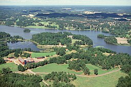 Flygfoto över Bysjön och Adelsnäs gård