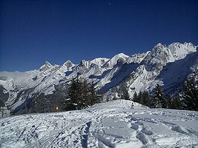 La Tête de Paccaly (deuxième sommet majeur en partant de la droite, légèrement masqué) vue de l'ouest depuis le haut des Confins (La Clusaz)