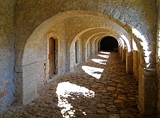 photographie couleurs : un couloir voûté