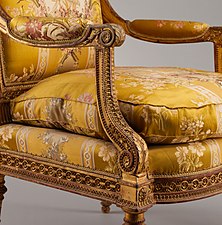 Accotoir sculpté garni d'une manchette sur un fauteuil de style Louis XVI, 1788.