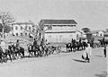 « Artillerie indigène défilant à Dakar. Le 6e régiment d'artillerie coloniale est composé mi-partie de noirs et de blancs » (1912).