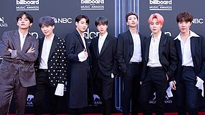 BTS на красной дорожке Billboard Music Awards, май 2019 года. Слева направо: Ви, Сюга, Джонгук, Чин, RM, Чимин и Джей-Хоуп