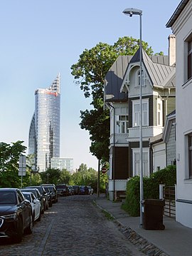 Вид вдоль улицы на здание «Swedbank»