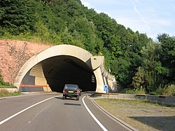 Barbarossatunnel[11] der B 10 bei Annweiler