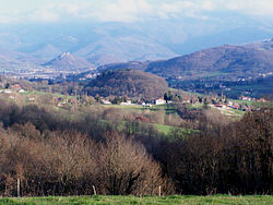 La vallée de la Barguillière depuis Saint-Martin-de-Caralp. Au second plan, les premiers reliefs du Prat d'Albis ; au dernier plan, la vallée de l'Ariège, les contreforts du Mont Fourcat et le petit « Pain de sucre » de Montgailhard.