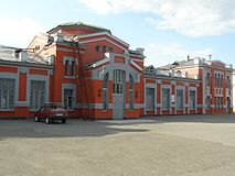 Старое здание железнодорожного вокзала. На нём установлена памятная табличка с надписью «Отсюда сибиряки уходили на фронт в 1941-45»