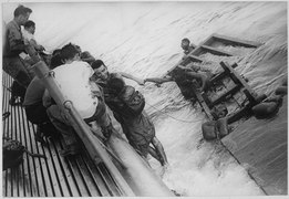 Những tù binh người Anh và Úc sống sót của tàu Rakuyo Maru đang được thủy thủ của Sealion đưa lên khỏi mặt biển, 15 tháng 9 năm 1944.