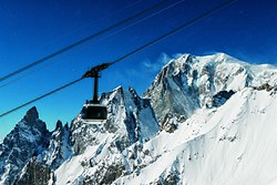 Vue d'une cabine avec le mont Blanc en arrière-plan.