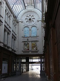 photo en couleur d'une façade classique blanche comportant une rosace dans le haut