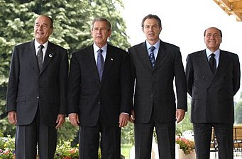 Berlusconi med de dåvarande presidenterna Jacques Chirac och George W. Bush samt premiärminister Tony Blair när G8 hade möte i franska Évian-les-Bains den 2 juni 2003.