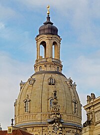 Kuppel mit aufgesetzter Laterne und dem aus Altsteinen bestehenden „Schmetterling“ über dem ovalen Fenster des nordöstlichen Glockenturms.