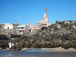 Bregdeti i Dwarkas me Tempullin Dwarakadhish në sfond