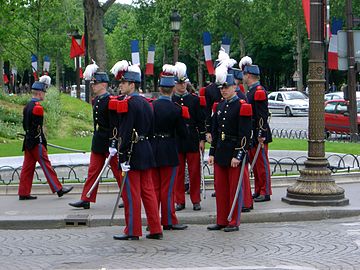 I cadetti dell'École spéciale militaire de Saint-Cyr, l'accademia militare francese, indossano ancora le uniformi blu e rosse dell'esercito francese antecedenti al 1915.