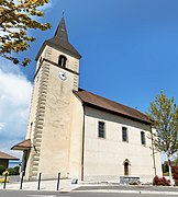 L'église Saint-Ferréol de Publier en Haute-Savoie, avec le clocher à l'ouest et le côté sud vus de la Place du 8 mai 1945.