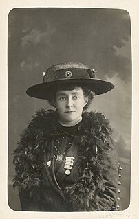 La suffragette britannique Emily Wilding Davison au début des années 1910. Elle meurt après avoir été percutée par un cheval sur la piste du Derby d'Epsom 1913. (définition réelle 2 844 × 4 496)