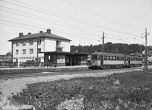 Enskedefältet, hållplats för spårvagnar, i bakgrunden syns Eskil Sundahls konsumhus, 1930-tal