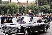 L'ex presidente Giorgio Napolitano mentre passa in rassegna le formazioni schierate per la rivista militare della Festa della Repubblica Italiana del 2 giugno 2008