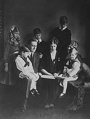 Франклин и Элеонора Рузвельт с детьми 1919.jpg