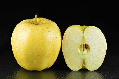 Poolteist õuna sordist Golden Delicious