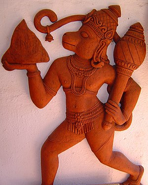 Escultura de terracota de Hánuman volando, mientras carga la cima de la montaña con la planta medicinal que curará a Rama envenenado.