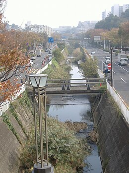 上永谷5丁目付近。環状2号線の分離帯に平戸永谷川が流れる。