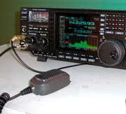 Contoh peralatan radio amatur.