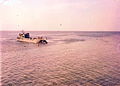 נחתת אח"י שקמונה (פ-55) פורקת רכב עבודה בחוף הסעודי