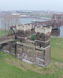 Alter linksrheinischer Brücken­pfeiler im Südwesten der Duisburg-Hochfelder Eisenbahnbrücke