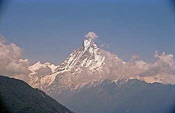 Le mont Machapuchare (6 993 m) dans le massif de l’Annapurna au Népal, un sommet sacré de l’Himalaya jamais gravi par les alpinistes. (définition réelle 1 187 × 768*)