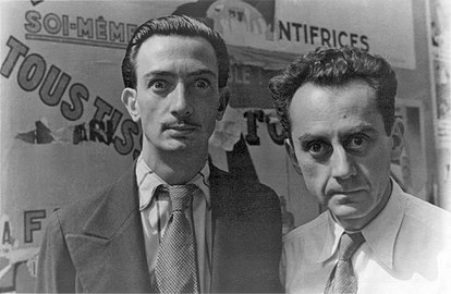 Los agaches allucinats de Dalí (esquèrra) e lo sieu camarada dins lo surrealisme, Man Ray, a París, lo 16 de junh de 1934, fotografia de Carl Van Vechten.