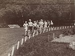 Les coureurs du marathon aux Jeux olympiques de 1900 sur la piste de la Croix-Catelan peu après le départ, pris par Jules Beau.