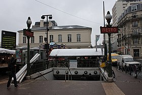 Une entrÃ©e de la station, en dÃ©cembre 2010.